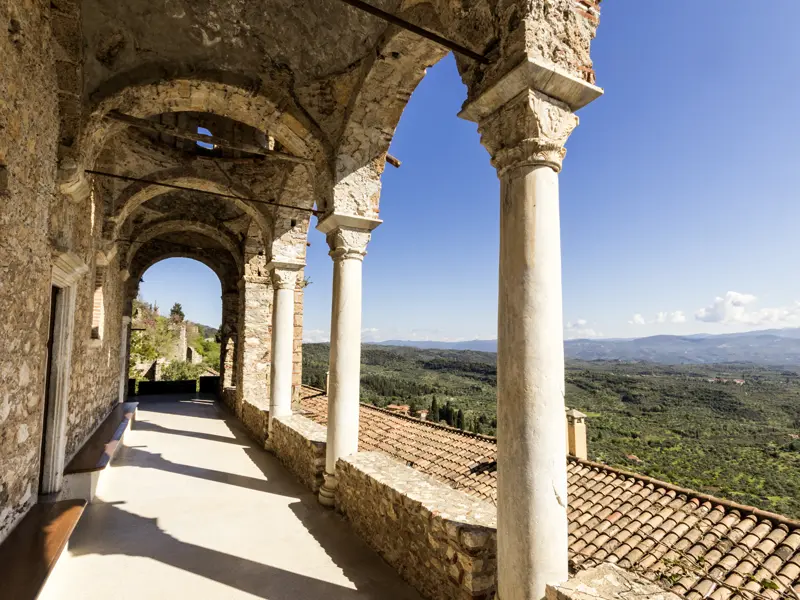 Auf unserer Studienreise durch Griechenland genießen wir fantastische Ausblicke von der Klosteranlage in Mistra auf dem Peloponnes.