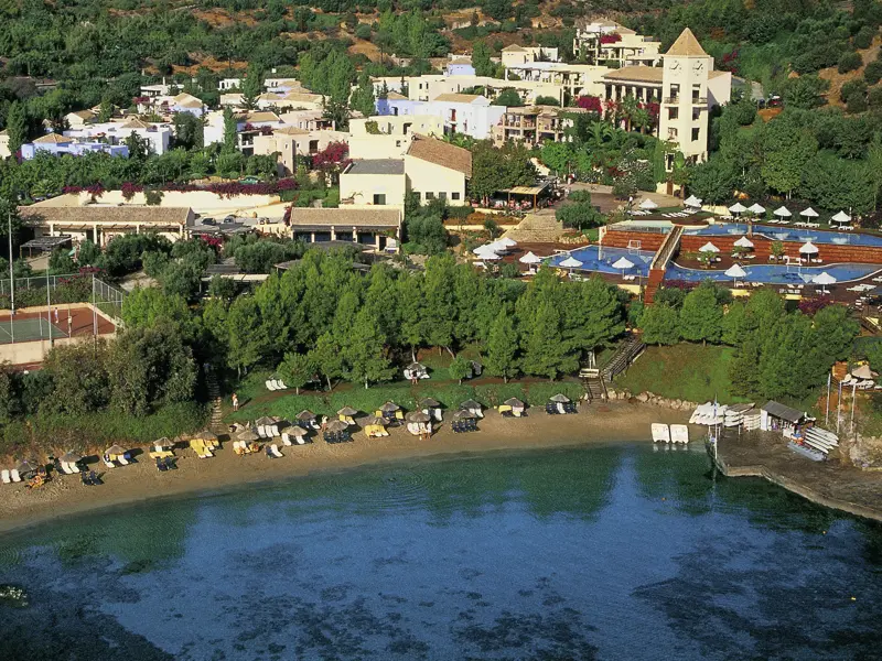 Das Hotel Candia Park Village ist nur wenige Kilometer vom Ferienort Agios Nikolaos entfernt und bietet Grünflächen, einen großen Swimmingpool und einen Strand mit Liegestühlen.