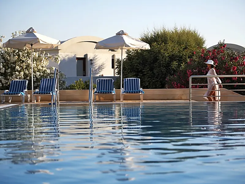 Entspannen Sie nach dem Besichtigungsprogramm an einem der drei Swimmingpools des Strandhotels Apapi Beach in Ammoudara auf der Insel Kreta