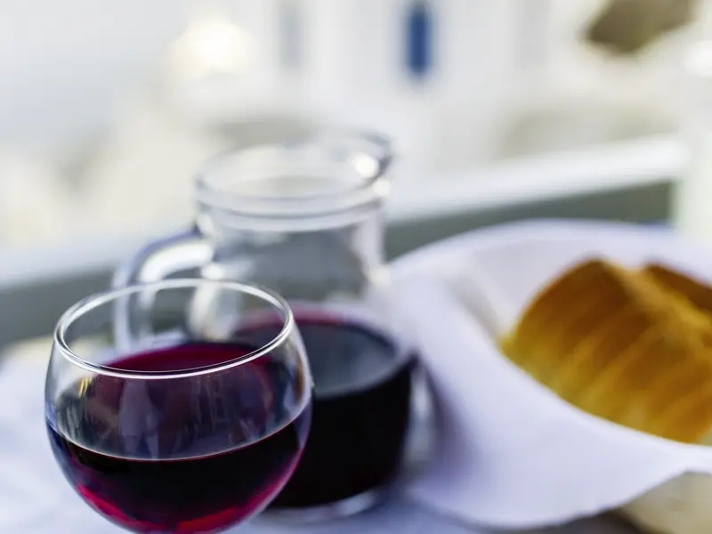 Wer mag lässt sich zum Abendessen in der Taverne ein Glas Rotwein schmecken.
