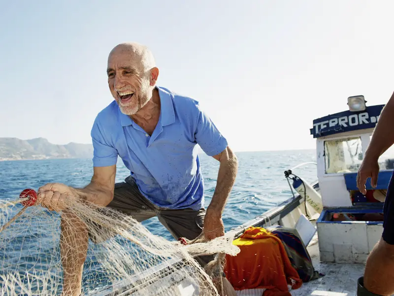 So wie dieser Fischer werden auch Sie viel Spaß haben - auf unserer stressfreien elftägigen Studienreise Griechenland - mit Muße.