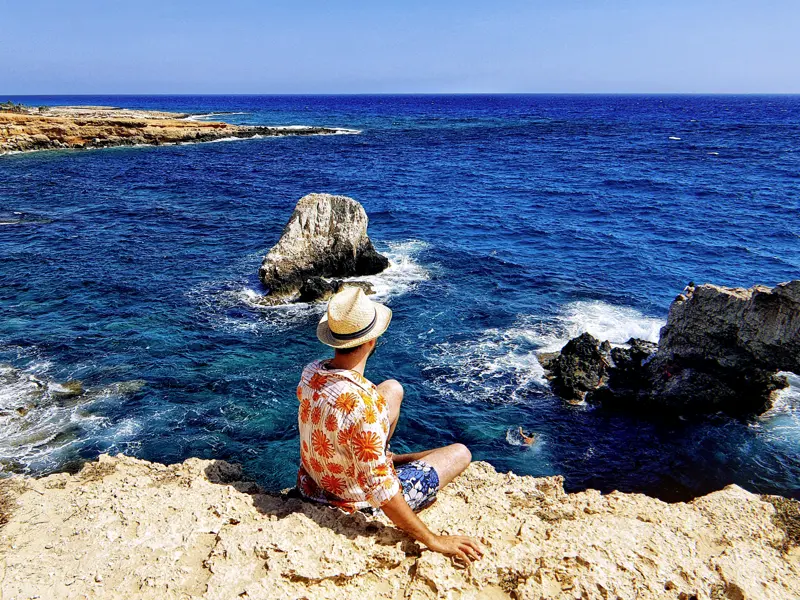 Die Felsenküste Zyperns belohnt Sie auf der zehntägigen Studienreise mit einem traumhaften Panorama.