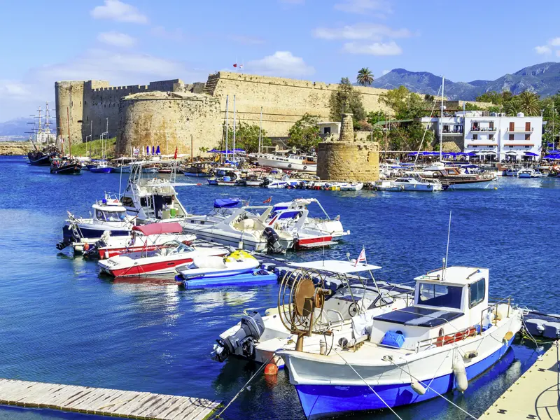 Eine unserer Stationen während unserer Studienreise über die Insel Zypern ist Kyrenia mit seinem Hafen und der mächtigen Burganlage.