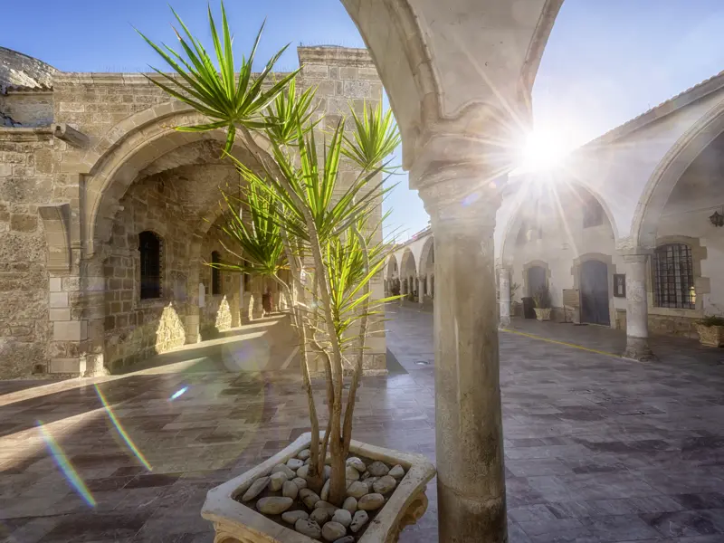 Auf unserer Studiosus-Reise nach Zypern lernen wir Larnaca kennen mit seinen vielen alten Kirchen.