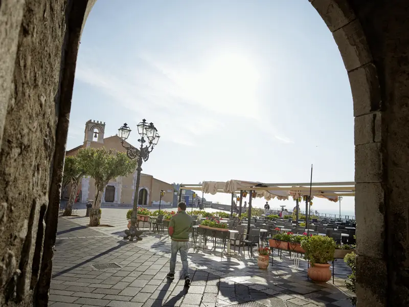 Unsere Reise auf die Äolischen Inseln wird durch einen Besuch in Taormina - seit 100 Jahren die sizilianische Traumstadt des internationalen Jetsets - abgerundet. Genießen Sie die Atmosphäre bei einem Cappuccino.