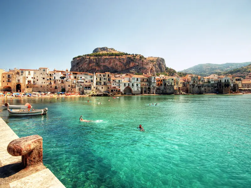 Ein Besuch des malerischen Hafenstädtchens Cefalù gehört zum Programm unserer umfassenden Studienreise nach Sizilien.