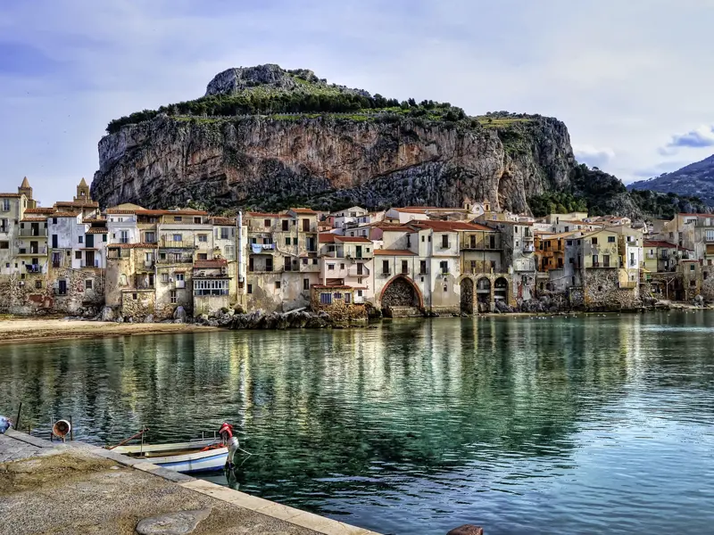 Ein Besuch des malerischen Hafenstädtchens Cefalù gehört zum Programm unserer Studienreise über die Insel Sizilien.