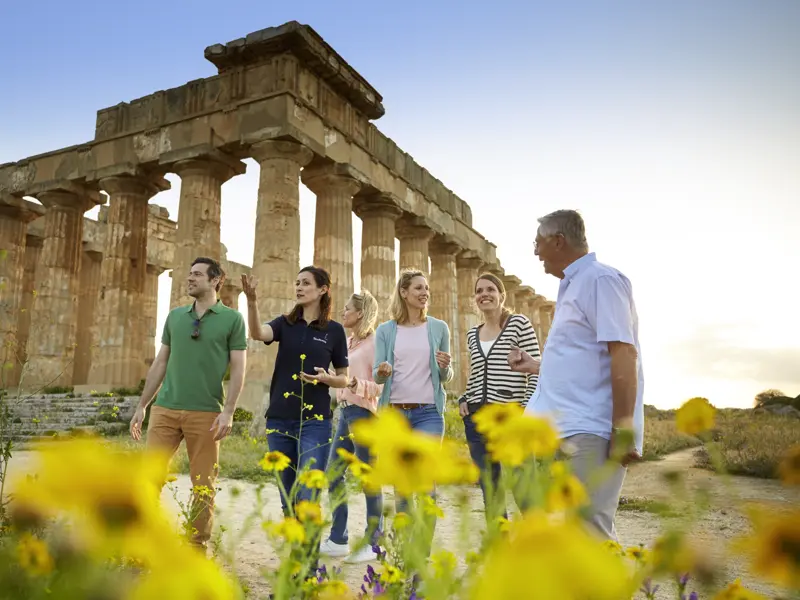 Auf unserer Wanderstudienreise spazieren wir durch das weitverzweigte antike Stadtgelände von Selinunt vom Osthügel zu den Tempeln der Akropolis über der Steilküste. Unser Reiseleiter erweckt das alte Griechenland zum Leben.