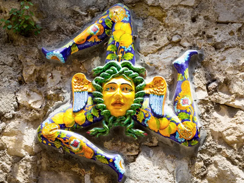 Auf unserer 14-tägigen Wanderreise nach Sizilien begegnet uns immer wieder die Trinakria. Ihre Reiseleiterin erklärt Ihnen die Bedeutung dieses Symbols.