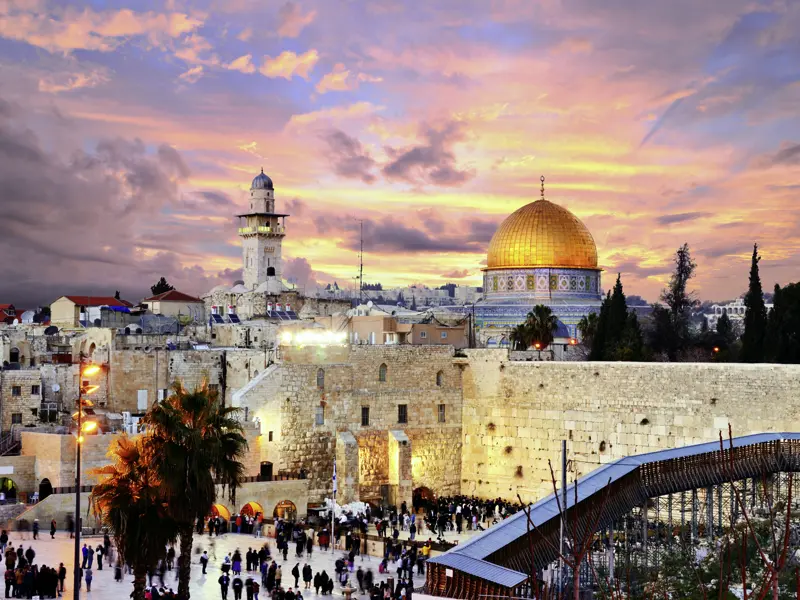 Während der Studiosusklassikreise nach Jordanien und Israel werden wir den Tempelberg besuchen, Die goldene Kuppel des Felsendoms glitzert im Licht (Außenbesichtigung, abhängig von der Sicherheitslage). An der Klagemauer können wir fromme Juden beim Beten sehen.