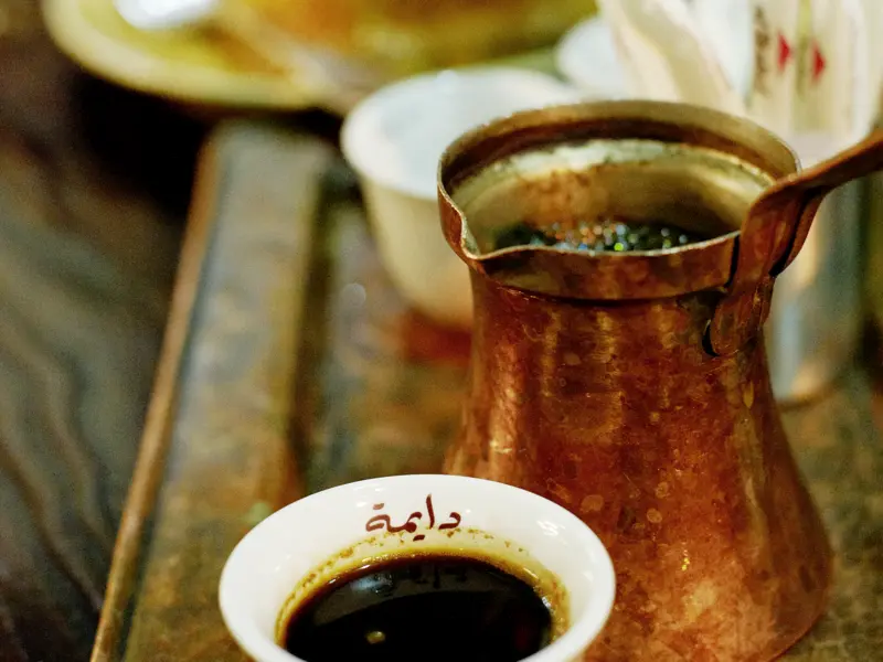 Auf unserer klassischen Studienreise durch Jordanien und Israel lernen wir auch die kulinarischen Köstlichkeiten der beiden Länder kennen. Ein Genuss ist frisch aufgebrühter arabischer Kaffee in Jordanien!