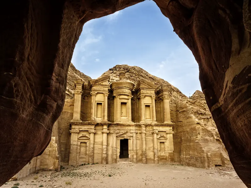 In Petra steigen wir auf einem Treppenweg zum Felsengrab Ed-Deir, dem sogenannten Kloster, hinunter. Ankommen, Tee trinken und warten, bis die Spätnachmittagssonne die Felswände zum Glühen bringt. Einer der Höhepunkte unserer Wanderreise durch Jordanien.