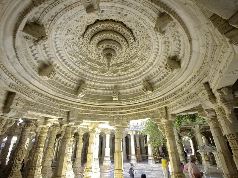 Auf unserer 18-tägigen Studienreise durch Rajasthan bestaunen wir den aus weißem Marmor gearbeiteten Mahavira-Tempel von Ranakpur, ein Heiligtum der Jainareligion.