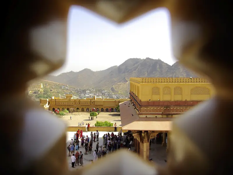 Blick auf die Audienzhalle der Festung Amber in Jaipur aus der Perspektive der Maharani.