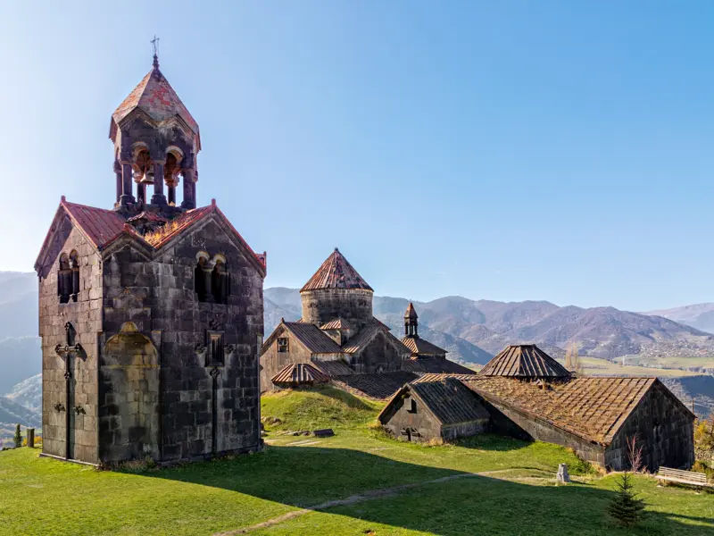Auf unserer Rundreise durch Armenien und Georgien sehen wir das über 1000 Jahre alte Kloster Haghpat (UNESCO-Welterbe). Es  thront auf einem Felsplateau hoch über Alaverdi und erscheint wie eine wehrhafte Trutzburg.