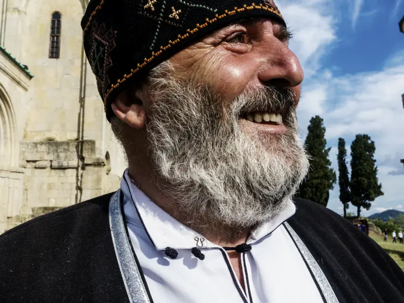 Auf unserer Studienreise durch Georgien begegnen wir bärtigen Männern mit typisch georgischen Kopfbedeckungen, die kunstvoll bestickt sind.