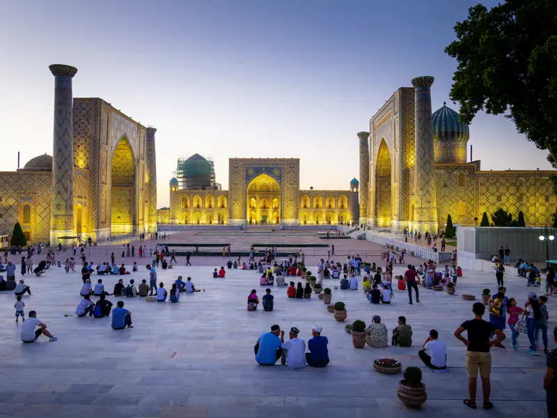 Auf unserer umfassenden Studienreise durch Usbekistan besuchen wir auch den weltberühmten Registanplatz in Samarkand. Am Abend wird er stimmungsvoll beleuchtet und bietet ein ganz besonderes Schauspiel, das sich zahlreiche Menschen gerne ansehen.
