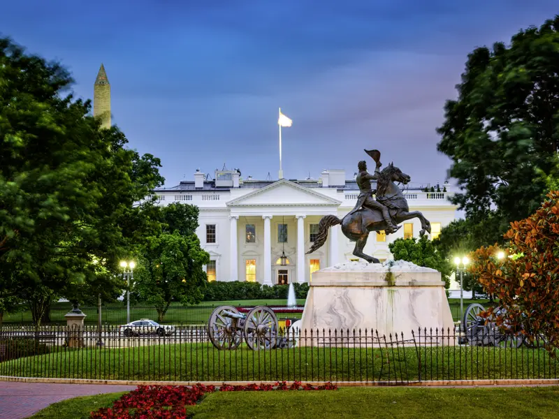 Unsere 14-tägige Studienreise in die Metropolen der Ostküste der USA führt uns auch vor das Weiße Haus in Washington, dem Sitz des US-amerikanischen Präsidenten.