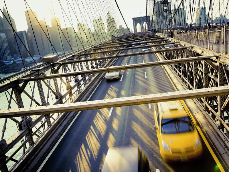 Unsere 14-tägige Studienreise in die Metropolen der Ostküste der USA führt uns natürlich auch nach New York. Nur selten ist auf der weltberühmten Brooklyn Bridge so wenig los wie auf diesem Bild.