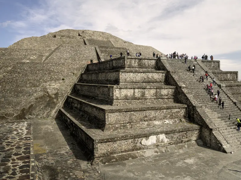 Auf unserer 16-tägigen Studienreise durch Mexiko unternehmen wir einen Ausflug nach Teotihuacán. Die Sonnenpyramide ist die drittgrößte Pyramide der Welt und lässt den Glanz der antiken Stadt erahnen.