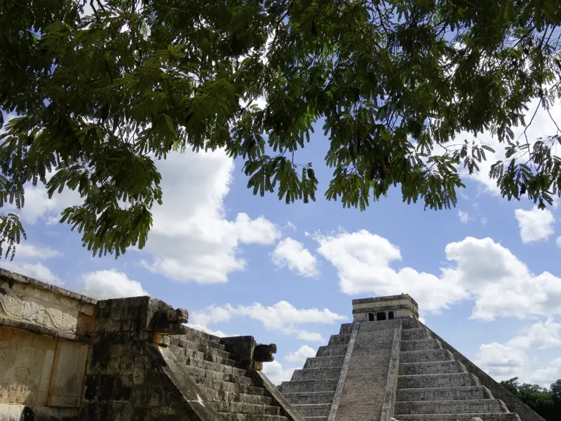 Auf unserer Klassik-Studienreise durch Mexiko, Guatemala und Belize besuchen wir die berühmte Mayastätte Chichén Itzá mit der stolzen Pyramide des Kukulkán.