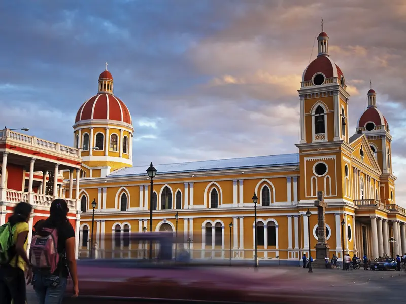 Eine der schönsten Städte ganz Zentralamerikas erwartet uns in Nicaragua: Granada am Nicaraguasee. Unser Hotel steht gleich gegenüber der Kathedrale am Hauptplatz.
