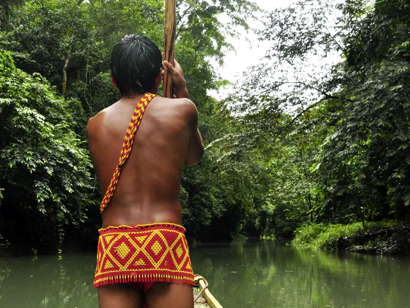 Auf unserer Studienreise durch Mittelamerika geht es in Panama ganz stilecht mit dem Einbaum zum indigenen Stamm der Emberá. Sie versuchen recht erfolgreich, von der Zivilisation nur das ins Dorf zu lassen, was ihnen wirklich behagt. Wir erfahren, wie das Leben in der Natur, ohne Autos und ohne Diebe, aussieht - Ihre Reiseleiterin ist Dolmetscherin!