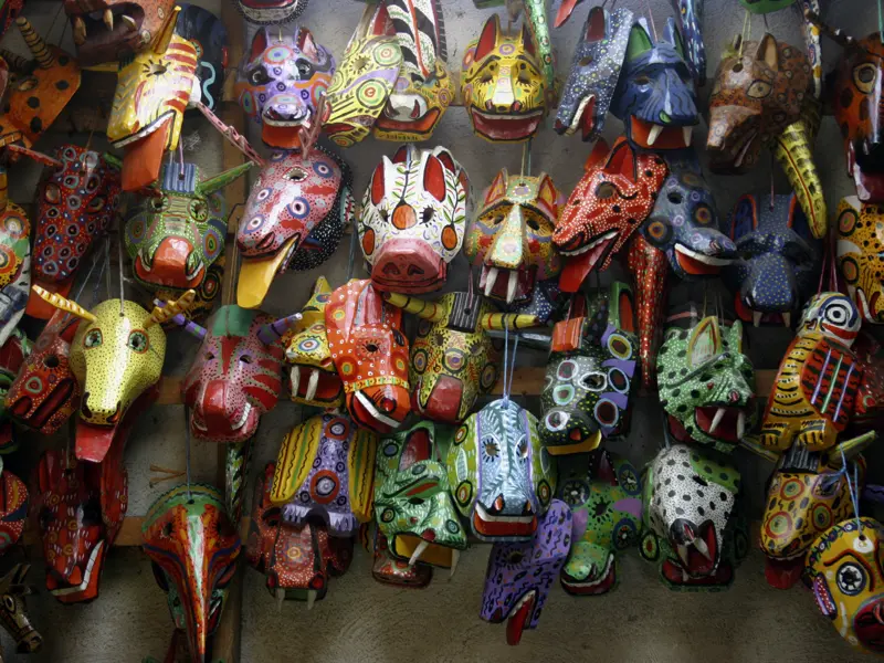 Auf unserer Studienreise durch Guatemala haben wir Zeit, auf den Märkten in Antigua oder Chichicastenango im vielseitigen Angebot an Kunsthandwerk zu stöbern.