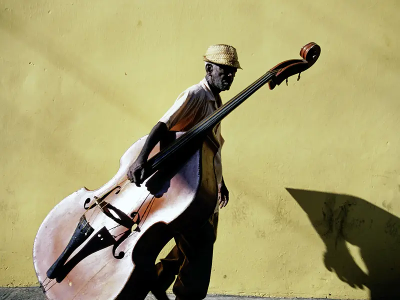 In Kuba ist Musik Teil des Alltags. Wir erleben auf unserer umfassenden Studienreise auf der Karibikinsel beides, den kubanischen Alltag und die tolle Musik - verbunden mit der Lebensfreude der Kubaner. Gelegenheiten, das Tanzbein zu schwingen, gibt es genug!