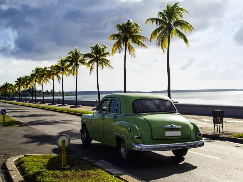 Ihr Studiosus-Reiseleiter zeigt Ihnen auf unserer Reise durch Kuba alle Facetten der Karibikinsel. In Havanna cruisen wir vor historischer Kulisse in einem US-Oldtimer über die Uferpromenade Malecón.