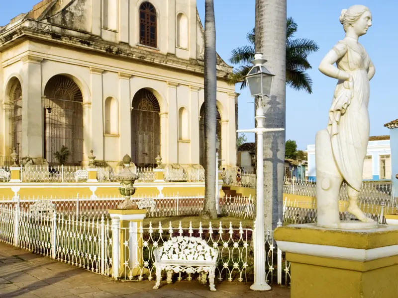 Auf unserer Reise durch Kuba besuchen wir auch Trinidad, eine bunte Stadt mit prächtigen Palästen früherer Zuckerbarone, die durch Zucker- und Sklavenhandel im 19. Jahrhundert reich wurden. Wir spazieren durch die Gassen der Altstadt zwischen bonbonfarbenen Häusern mit roten Ziegeldächern zur Plaza Mayor.