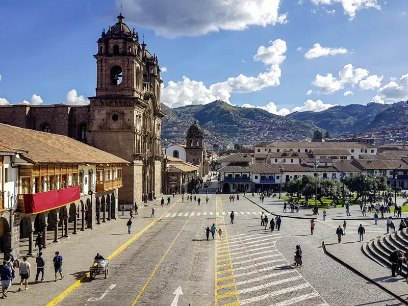 Einer der Höhepunkte der 21-tägigen klassischen Studienreise durch Peru und Bolivien ist der Aufenthalt in Cusco: Auf den Resten der alten Inkahauptstadt erheben sich Kirchen und Paläste der Kolonialzeit - doch die Inka-Vergangenheit ist überall spürbar.