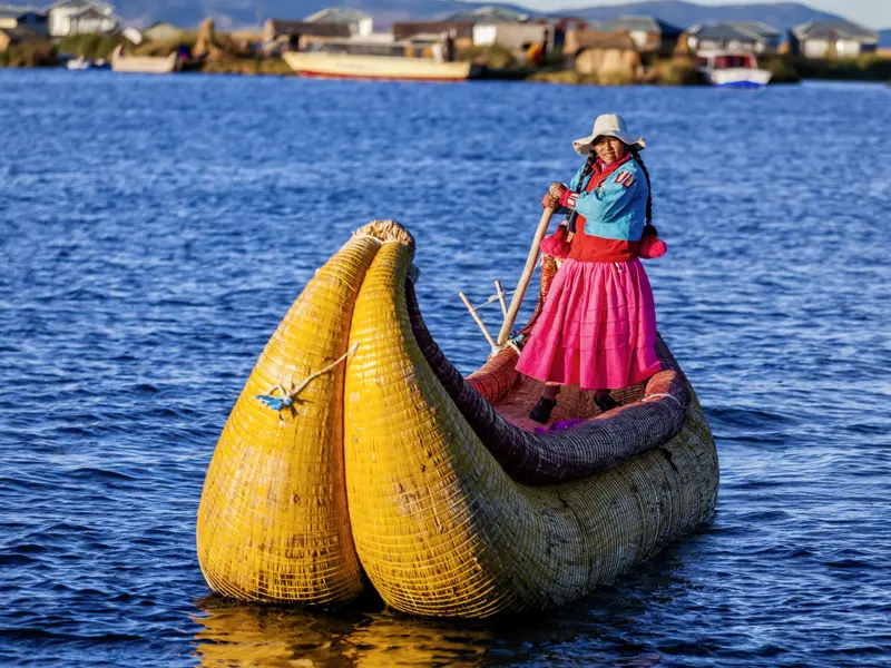 Lebendige Vergangenheit begegnet uns immer wieder im Verlauf unserer 21-tägigen klassischen Studienreies durch Peru und Bolivien, zum Beispiel am Titicacasee: Hier ist eine Uros-Frau auf einem der typischen Boote aus Binsen auf dem Wasser unterwegs.