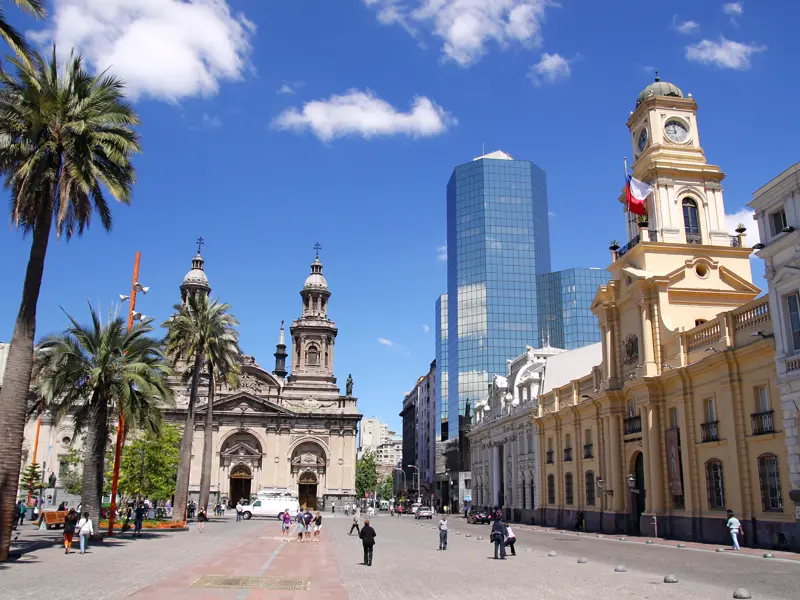 Unsere Studienreise durch die Andenländer startet in der Hauptstadt Santiago de Chile, wo wir die Plaza de Armas bewundern. Die Innenstadt zeigt einen Mix aus altem Kolonialstil und modernen Hochhäusern.