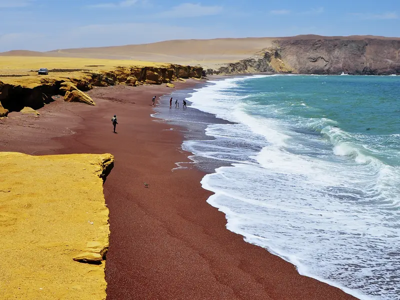 Auf unserer Studienreise durch Peru besuchen wir auch den Ort Paracas. Dort trifft der blaue Pazifik auf die gelb-braunen Felsen des Strandes - ein beeindruckendes Farbenspiel der Natur.