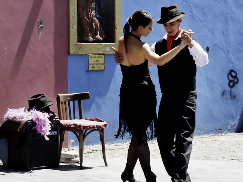 Unsere Studienreise beginnt in Argentinien mit einem Aufenthalt in Buenos Aires. Im Hafenviertel La Boca tanzen die Paare auch gern auf der Straße den Tango Argentino.