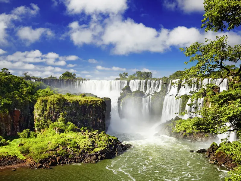 Auf unserer Studienreise durch Brasilien - das Wunderland am Zuckerhut - besuchen wir auch die 2,7 km breiten Wasserfälle von Iguazú (UNESCO-Welterbe).
