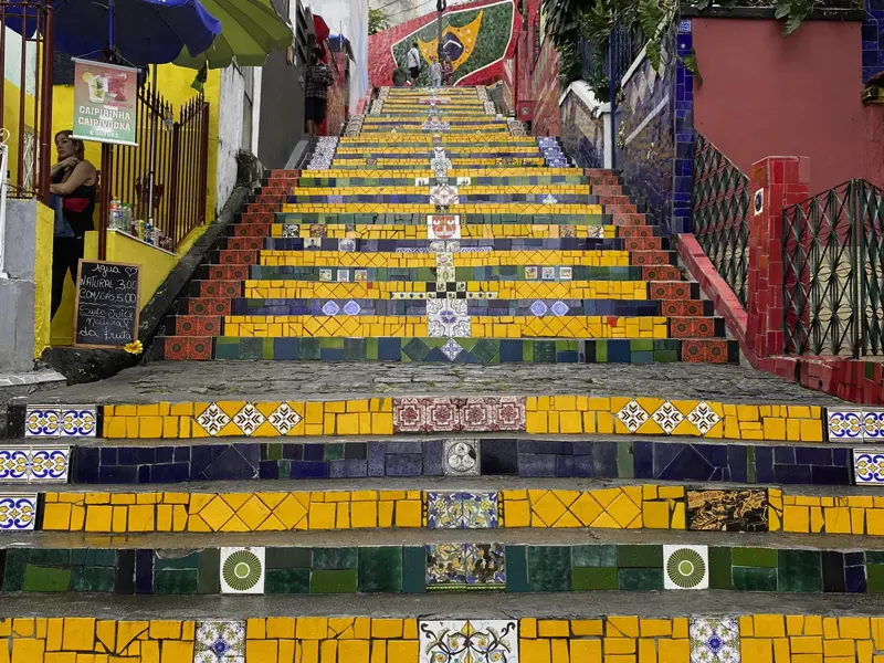 An kräftigen Farben fehlt es nicht auf unserer Studienreise durch Brasilien - wie an der Selarón-Treppe in Rio de Janeiro. Der Künstler Selarón hat daraus mit bunten Fliesen ein Kunstwerk gestaltet.