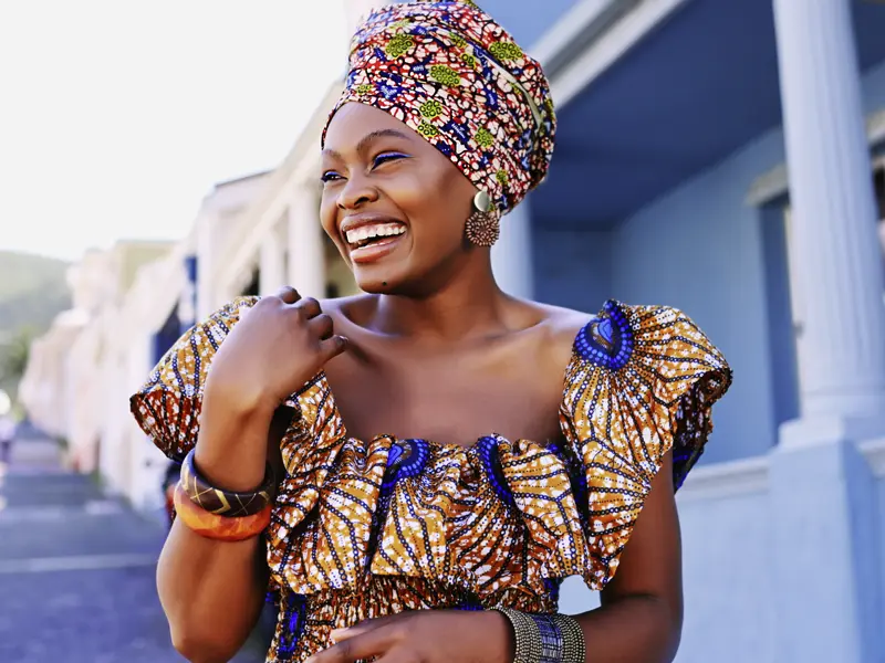 Unsere Reise führt uns nach Kapstadt, wo uns Afrikanerinnen in ihren schönen farbigen Kleidern begegnen.