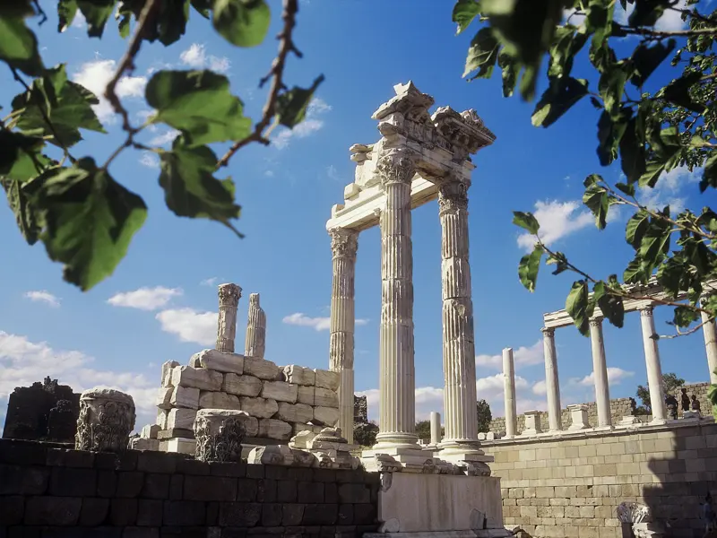 Einer der Höhepunkte der Westtürkei ragt hoch in den Himmel: Auf dem per Seilbahn erreichbaren Burgberg von Pergamon (UNESCO-Welterbe) bewundern wir auf unserer Studienreise den Trajantempel.