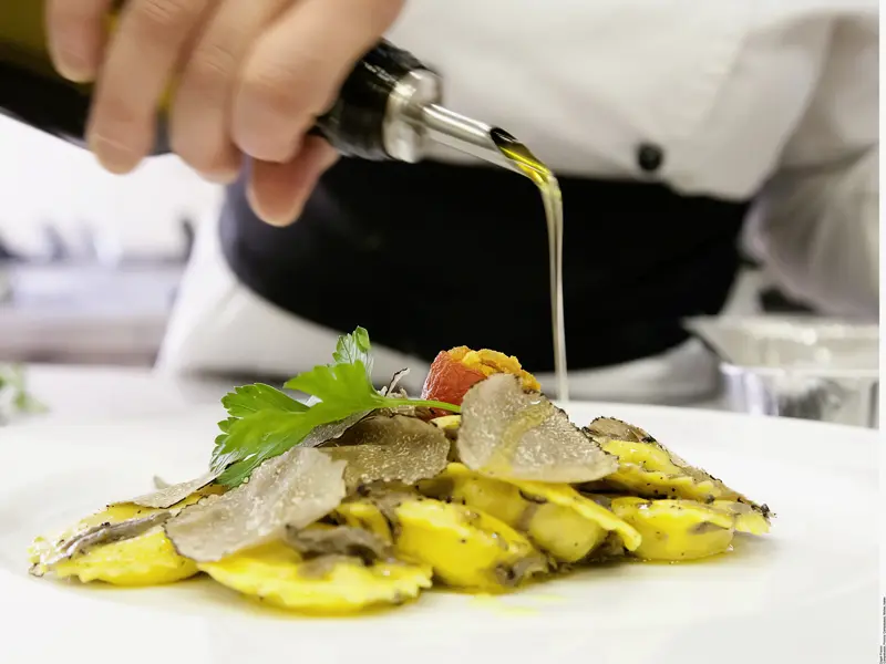 Auf unserer klassischen zehntägigen Studiosus-Reise Bologna-Ravenna-Urbino genießen wir natürlich auch die Kulinarik der Regionen Emilia-Romagna und Marken, zum Beispiel bei einem Trüffelessen.