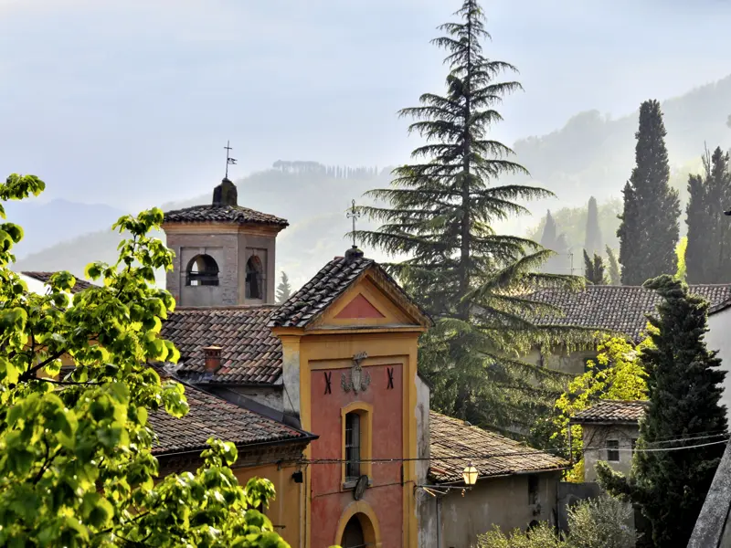 Brisighella in der Region Emilia-Romagna besuchen wir auf unserer klassischen Studienreise. Das Städtchen schlummert geradezu unverschämt romantisch auf Kreidefelsen zwischen Weinbergen, Olivenhainen und Zypressen.