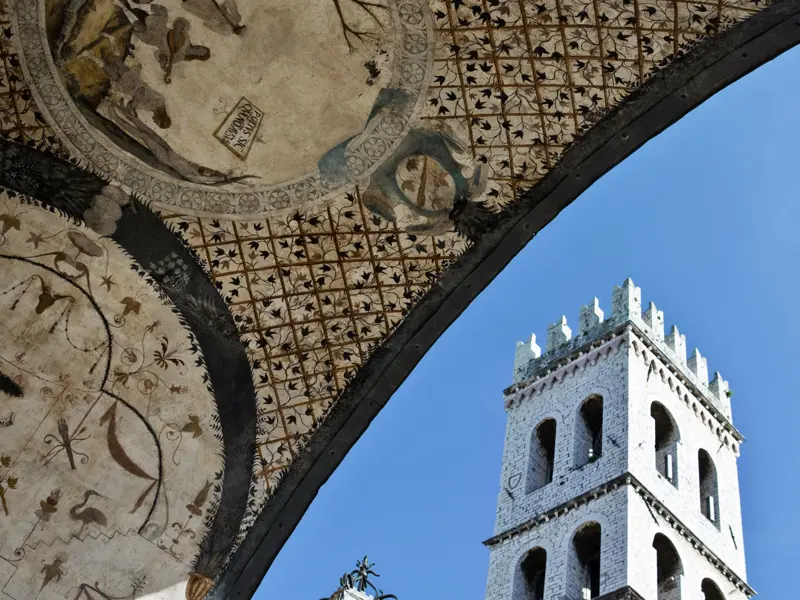 Unsere Studienreise nach Umbrien bringt uns auch nach Assisi. Die Stadt steht ganz im Zeichen des heiligen Franziskus, hat aber auch sonst einiges zu bieten: stimmungsvolle Plätze und Altstadtgassen - oder den stolzen zinnenbewehrten "Turm des Volkes" am Hauptplatz.
