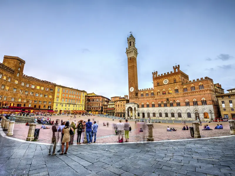 Ein Muss bei unserem Stadtrundgang durch Siena: der muschelförmige Platz Il Campo mit seiner beeindruckenden Architektur.