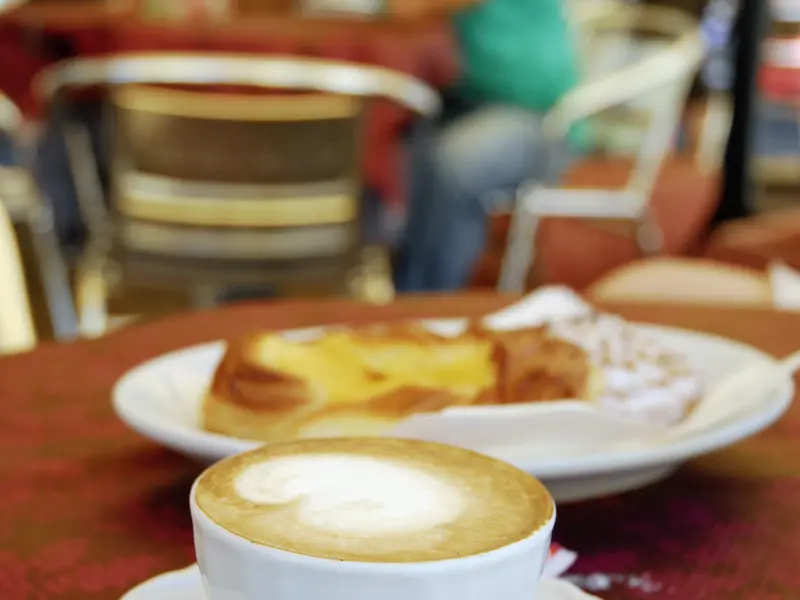 Während unserer klassischen Studienreise durch die Toskana ist immer auch Zeit für eine Cappuccino-Pause auf der Piazza. La Dolce Vita!