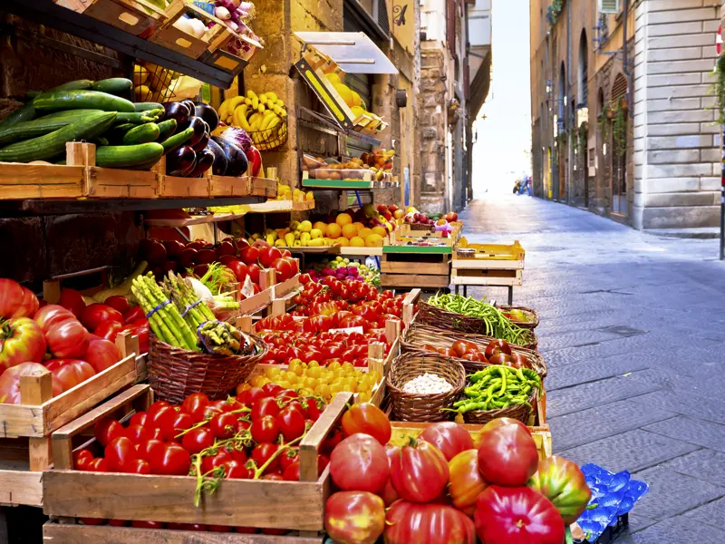 Verlockend sind die Auslagen der Gemüsehändler in der Altstadt von Florenz, eine unserer Stationen auf unserer Studienreise in die Toskana.
