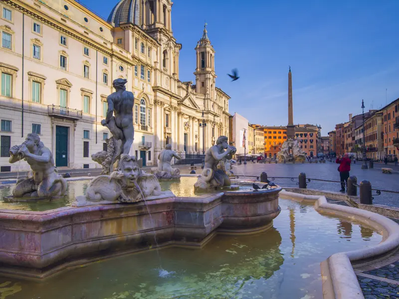 Im frühen Morgenlicht ist es noch einsam auf der sonst so belebten Piazza Navona mit ihren drei Brunnen und der eindrucksvollen Barockfassade von S. Agnese - auf unserer Studienreise nach Rom bewundern auch wir die Schönheit des Platzes.