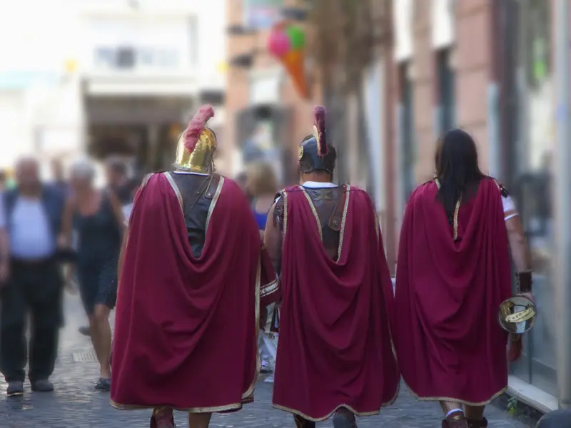Auch wenn die Legionäre, die man heute in Rom sieht, ihren Sold mit Touristenfotos verdienen: Eine Reise in die Ewige Stadt ist auch immer eine Zeitreise in die Vergangenheit - so auch auf unserer Studienreise nach Rom.