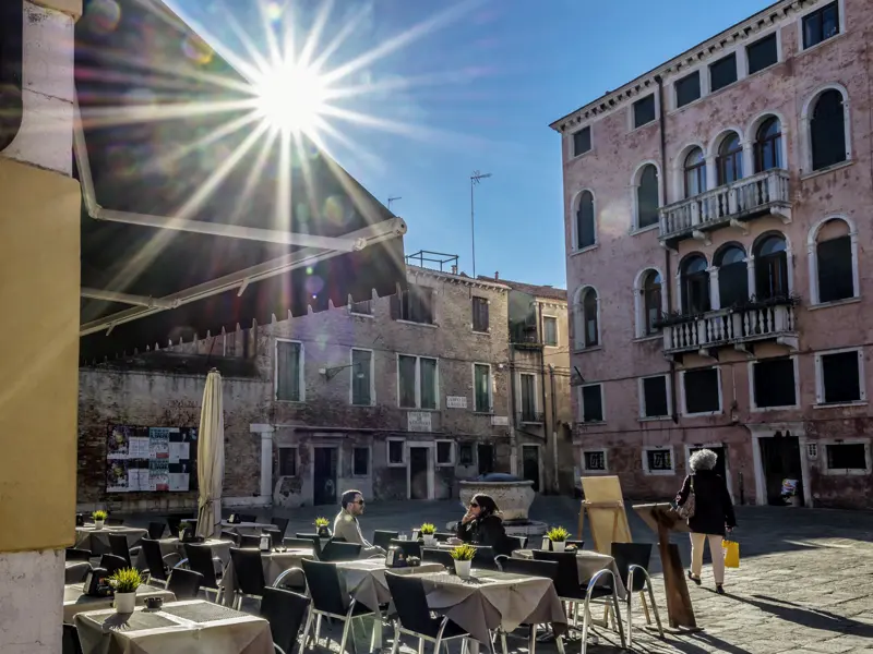 Unsere Studiosus-Reise nach Venetien führt uns zweimal auch in die Lagunenstadt Venedig. Dort bleibt Zeit für Dolce Vita in einem der unzähligen Cafés.