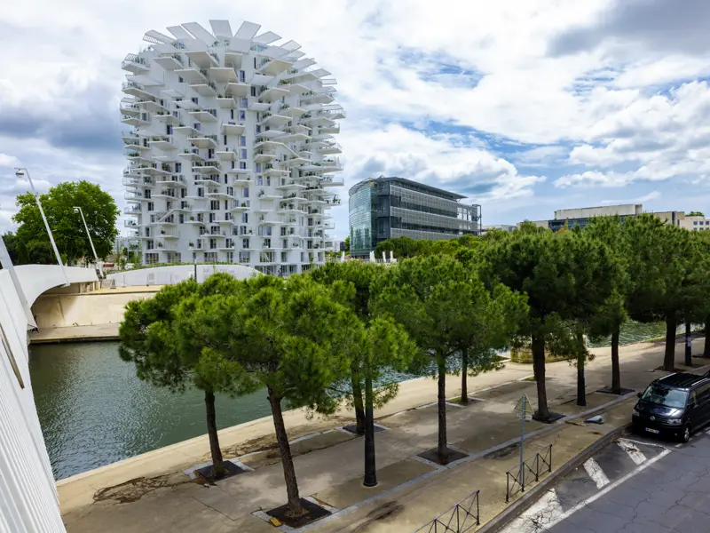 Montpellier begeistert uns auf unserer Studiosus-Reise nach Südfrankreich durch seine historische Altstadt und die zahlreichen futuristischen Bauten moderner Architekten.